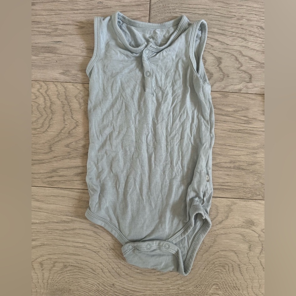 Kyte Baby Sleeveless Bodysuit in Fog, Size 6-12 MO EUC